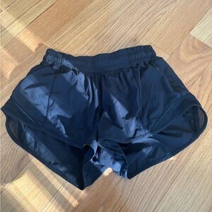 Lululemon Hotty Hot low-rise lined short 2.5” size 4